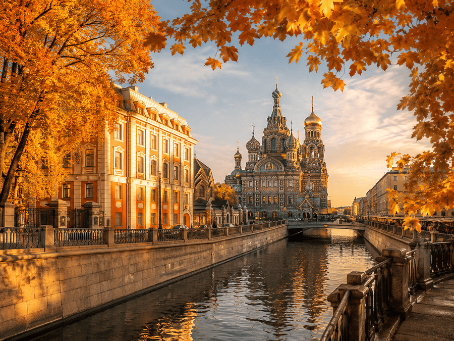 Saint Petersburg mùa thu với kênh đào và Nhà thờ Chúa Cứu Thế